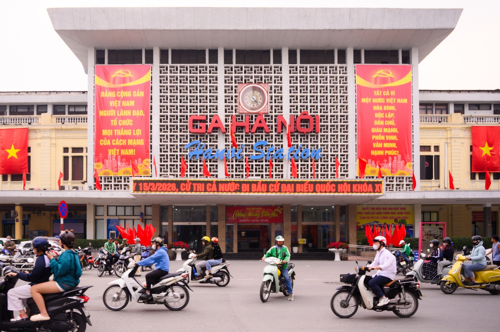 Th&agrave;nh phố rực đỏ cờ hoa, kh&ocirc;ng kh&iacute; Ng&agrave;y hội bầu cử đang đến rất gần!- Ảnh 6.