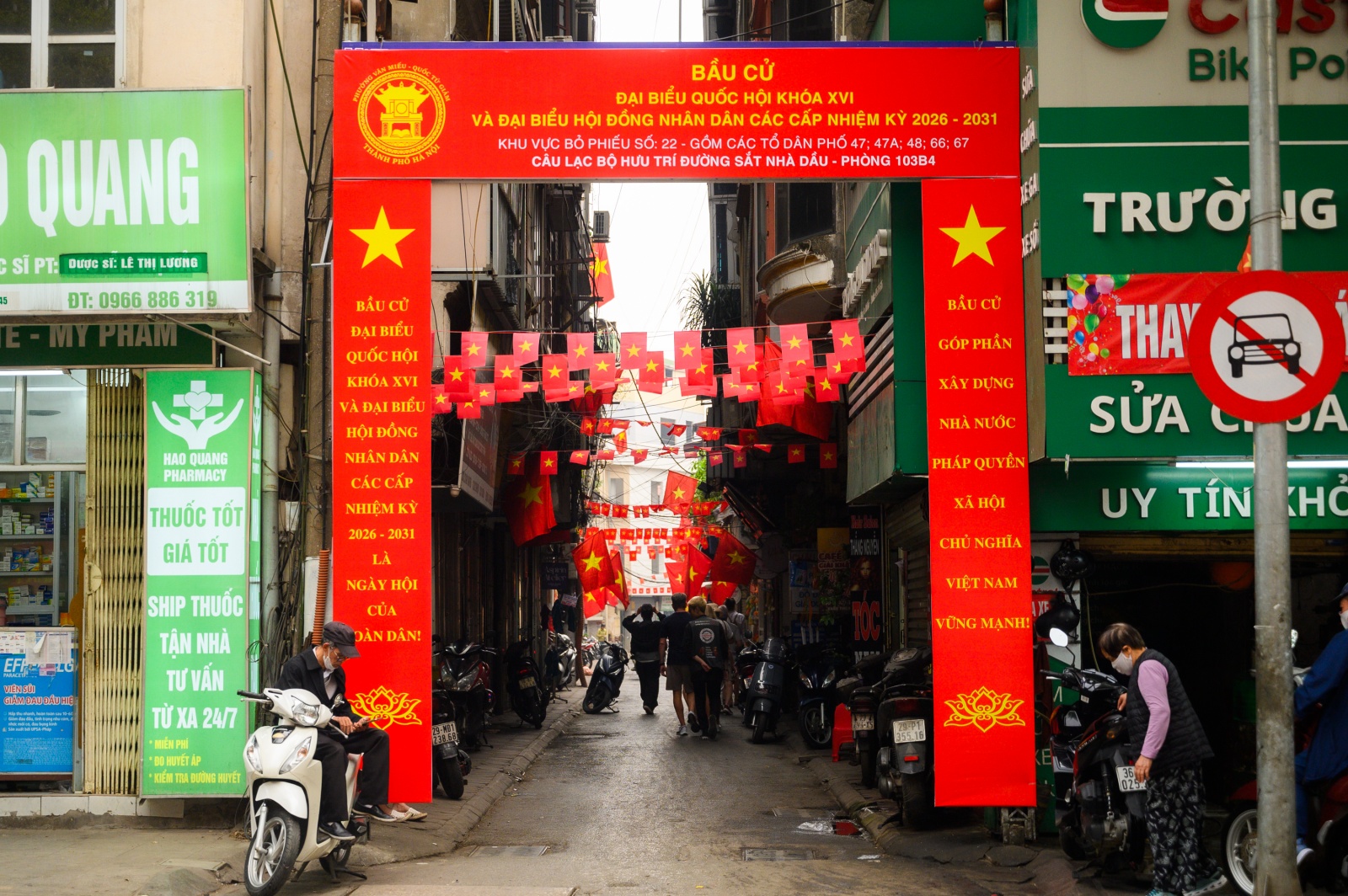 Th&agrave;nh phố rực đỏ cờ hoa, kh&ocirc;ng kh&iacute; Ng&agrave;y hội bầu cử đang đến rất gần!- Ảnh 10.