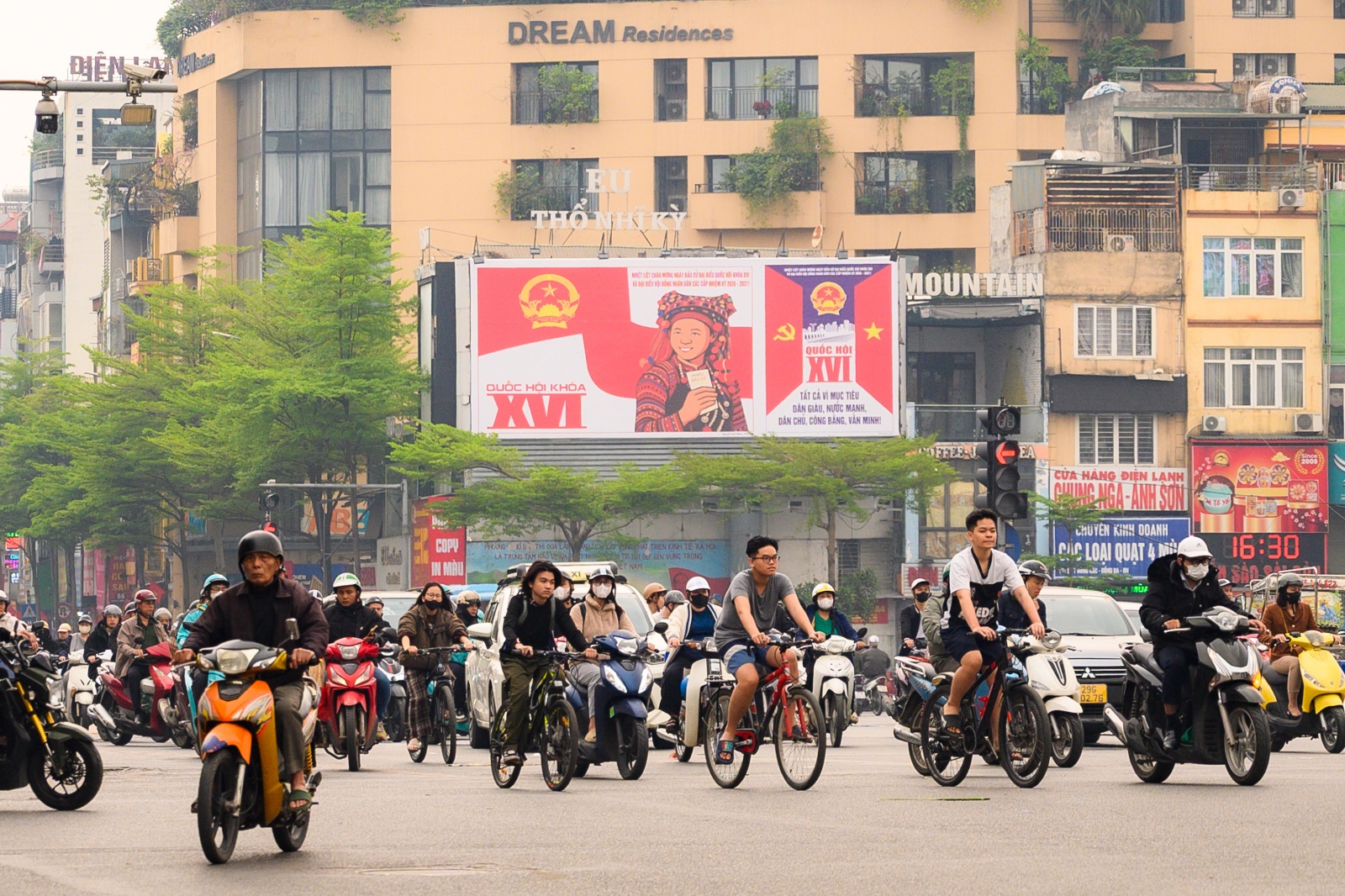 Th&agrave;nh phố rực đỏ cờ hoa, kh&ocirc;ng kh&iacute; Ng&agrave;y hội bầu cử đang đến rất gần!- Ảnh 15.