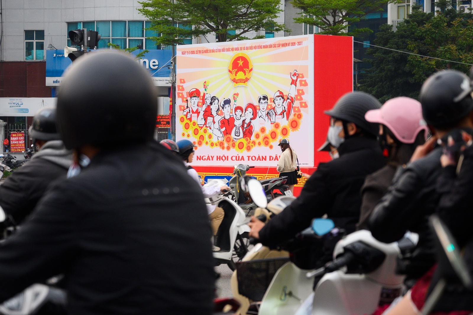 Th&agrave;nh phố rực đỏ cờ hoa, kh&ocirc;ng kh&iacute; Ng&agrave;y hội bầu cử đang đến rất gần!- Ảnh 4.