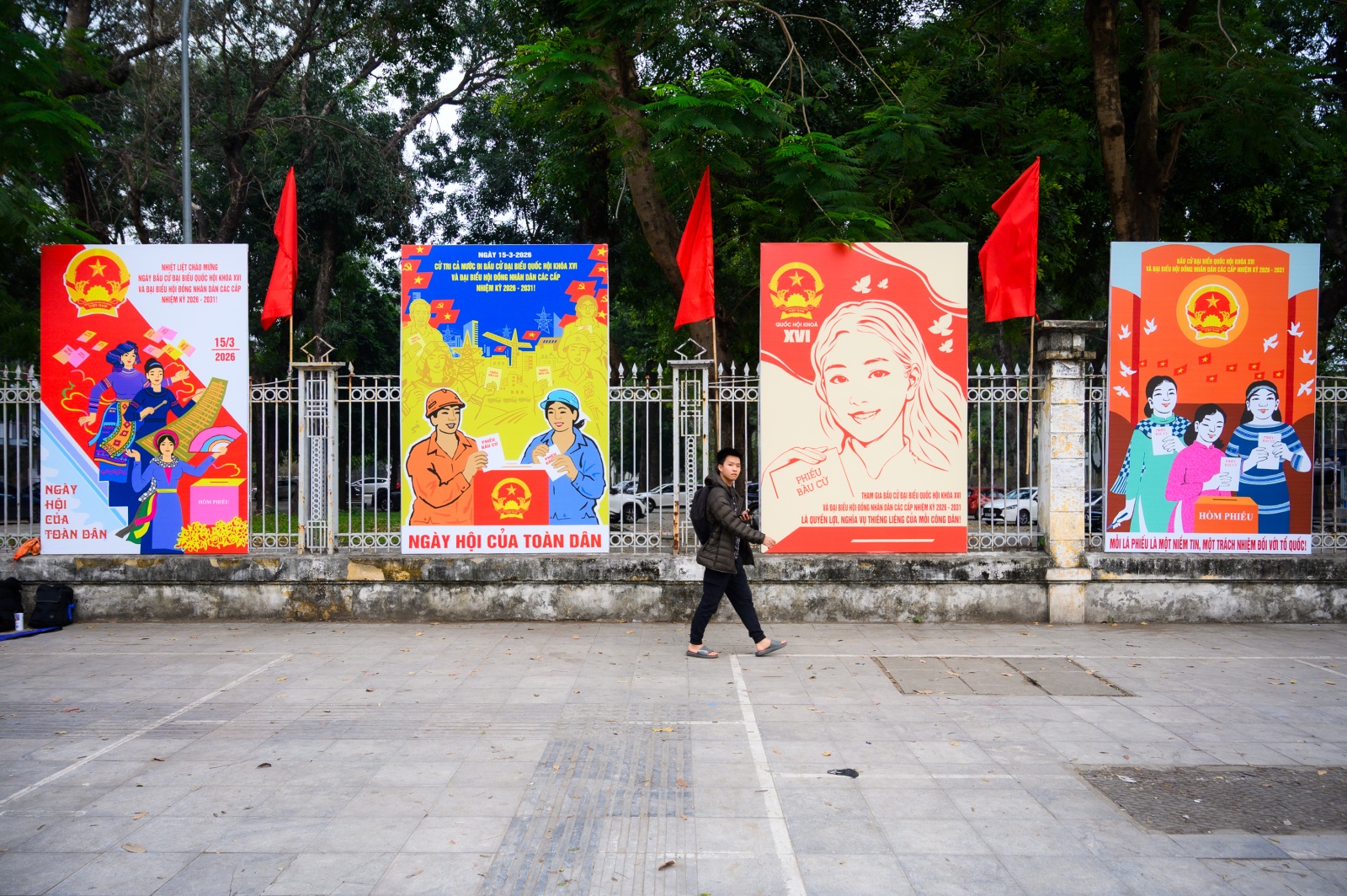 Th&agrave;nh phố rực đỏ cờ hoa, kh&ocirc;ng kh&iacute; Ng&agrave;y hội bầu cử đang đến rất gần!- Ảnh 14.