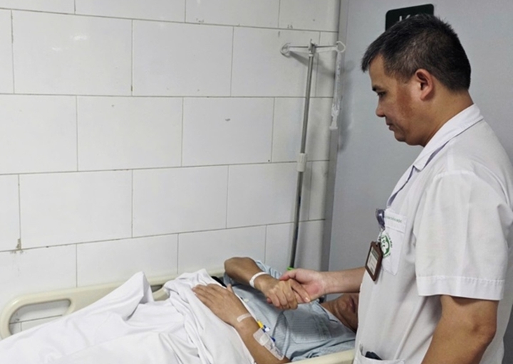 Ăn v&agrave;i miếng c&aacute; ch&igrave;nh, nh&oacute;m du kh&aacute;ch t&ecirc; buốt to&agrave;n th&acirc;n- Ảnh 1.