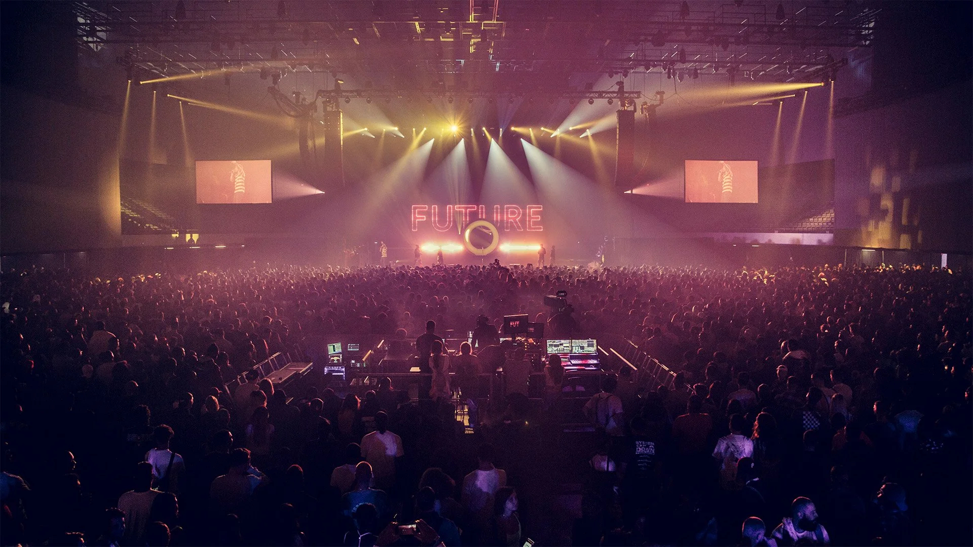 Lisa sắp b&aacute;n quần &aacute;o ở hội chợ- Ảnh 7.