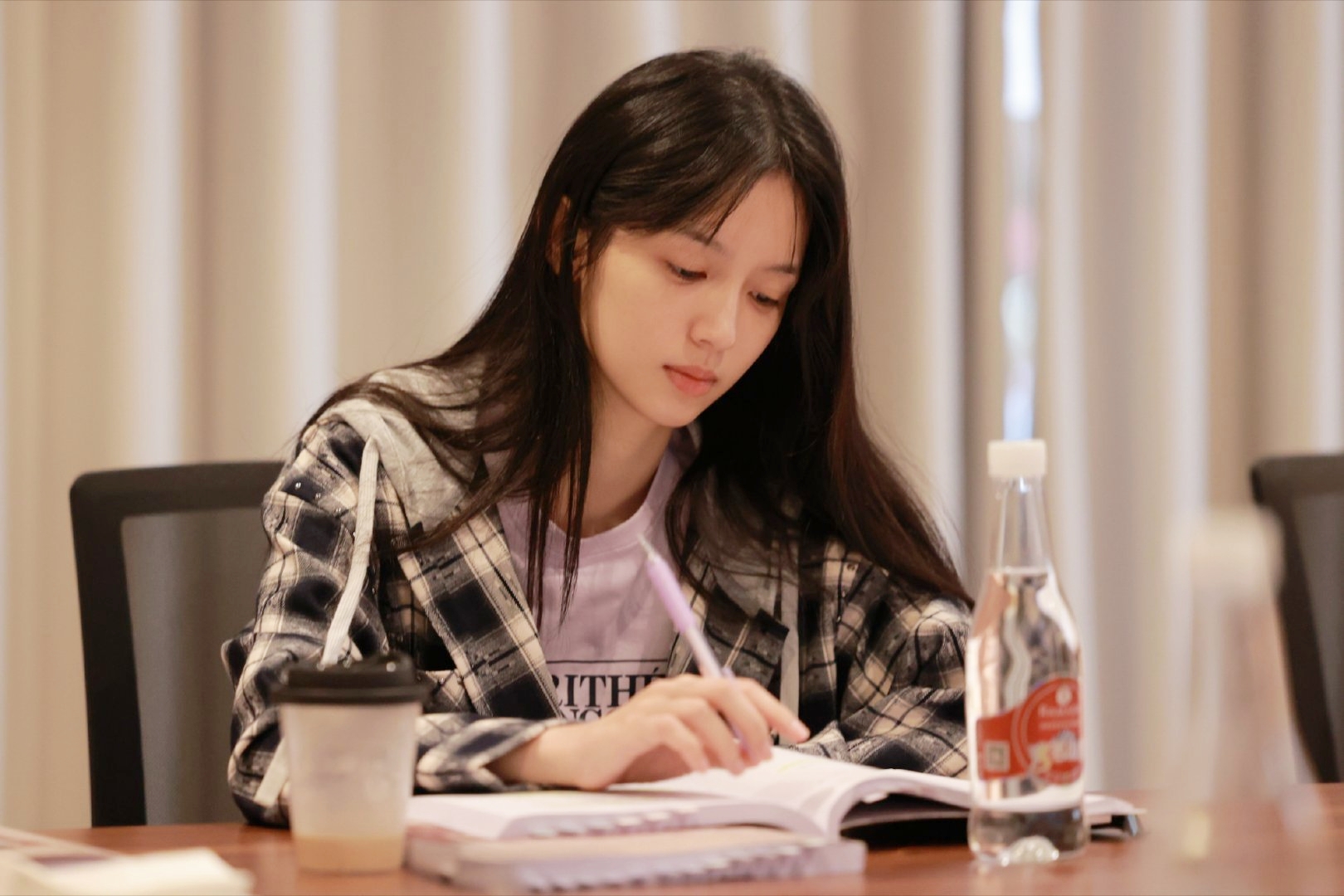 Mỹ nh&acirc;n đẹp chấn động thế gian đọc kịch bản th&ocirc;i sao hot qu&aacute; vậy: Mặt mộc ho&agrave;n mỹ đến từng lỗ ch&acirc;n l&ocirc;ng- Ảnh 3.