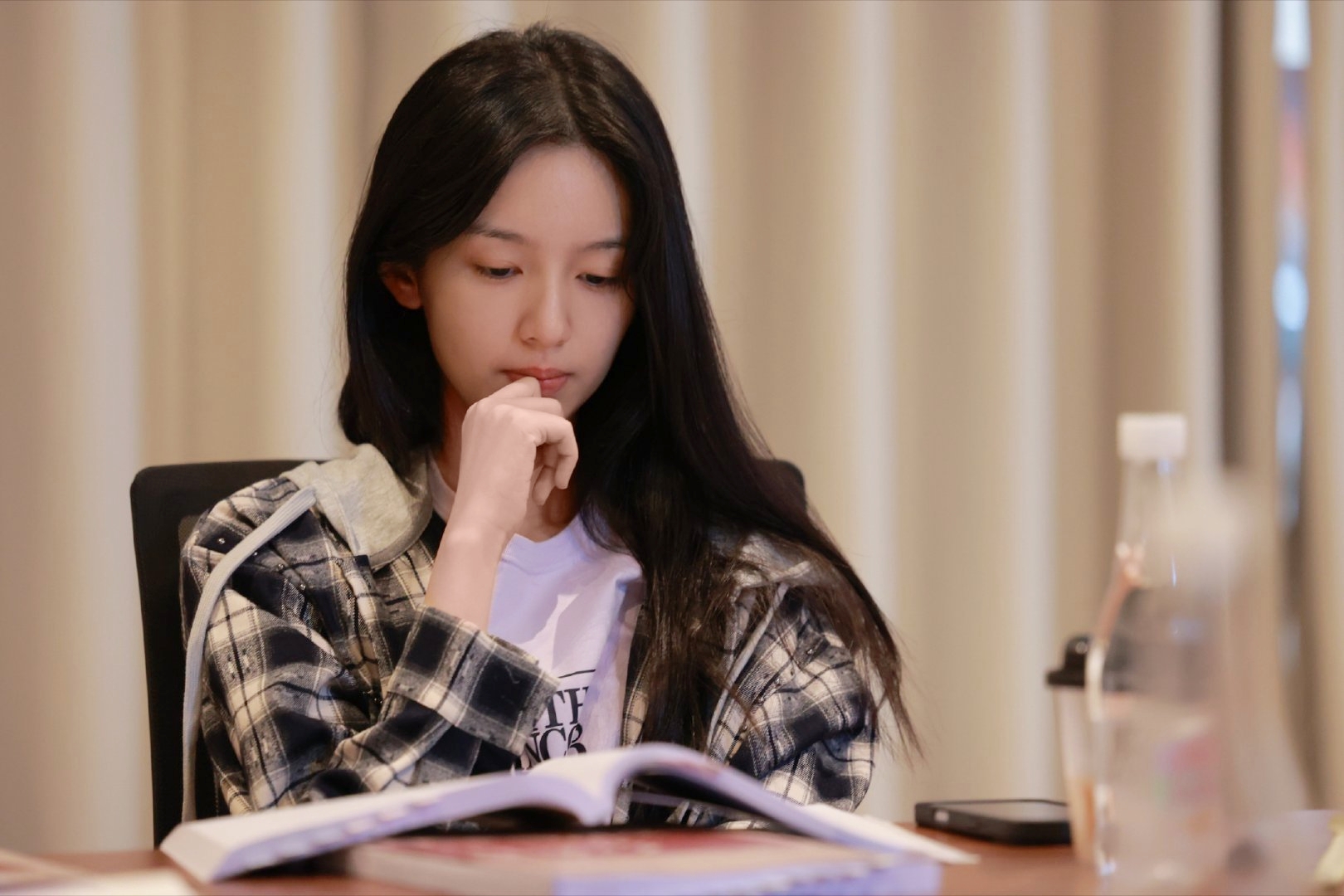 Mỹ nh&acirc;n đẹp chấn động thế gian đọc kịch bản th&ocirc;i sao hot qu&aacute; vậy: Mặt mộc ho&agrave;n mỹ đến từng lỗ ch&acirc;n l&ocirc;ng- Ảnh 1.