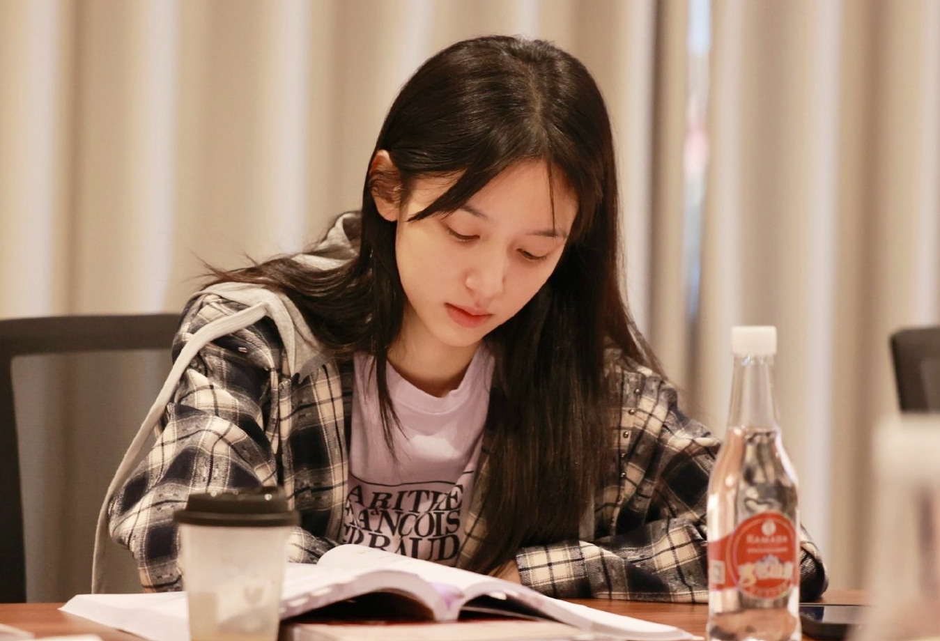 Mỹ nh&acirc;n đẹp chấn động thế gian đọc kịch bản th&ocirc;i sao hot qu&aacute; vậy: Mặt mộc ho&agrave;n mỹ đến từng lỗ ch&acirc;n l&ocirc;ng- Ảnh 2.