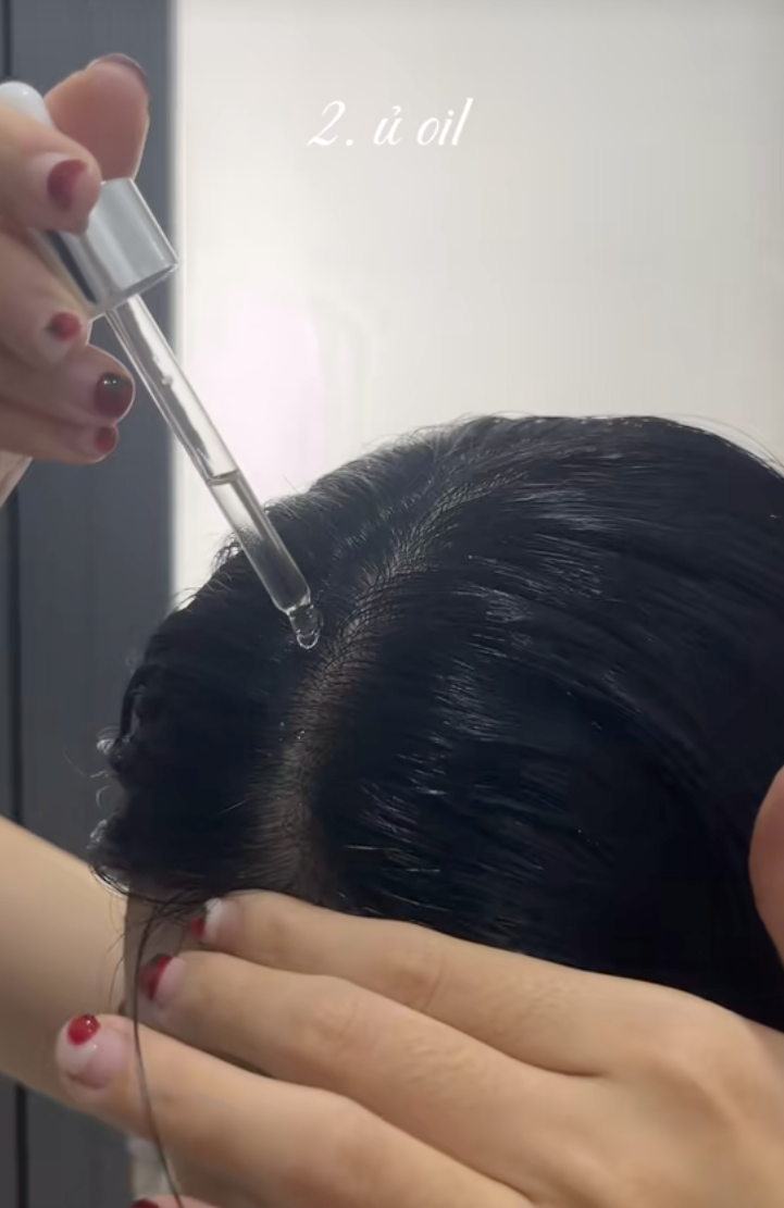 C&ocirc; n&agrave;ng n&agrave;y khoe m&aacute;i t&oacute;c đen b&oacute;ng v&agrave; tua tủa t&oacute;c con: B&iacute; mật nằm ở bước ủ với lọ dầu dưỡng gi&aacute; hơn 100k- Ảnh 6.