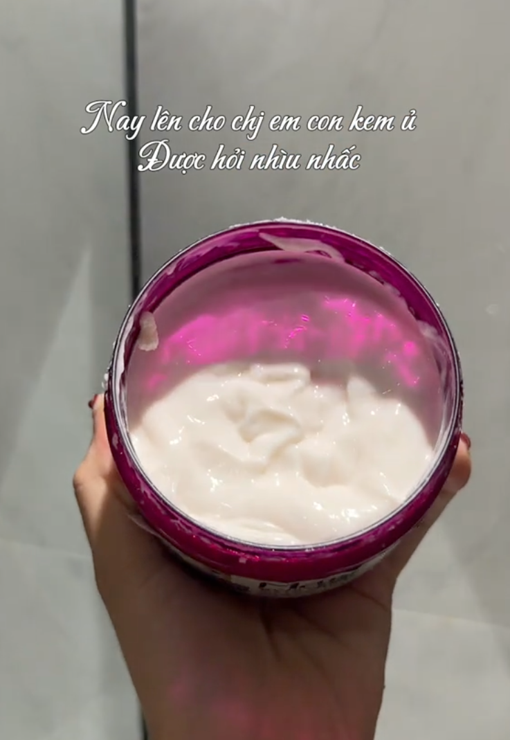C&ocirc; n&agrave;ng n&agrave;y khoe m&aacute;i t&oacute;c đen b&oacute;ng v&agrave; tua tủa t&oacute;c con: B&iacute; mật nằm ở bước ủ với lọ dầu dưỡng gi&aacute; hơn 100k- Ảnh 12.