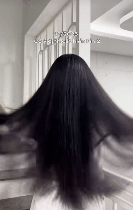 C&ocirc; n&agrave;ng n&agrave;y khoe m&aacute;i t&oacute;c đen b&oacute;ng v&agrave; tua tủa t&oacute;c con: B&iacute; mật nằm ở bước ủ với lọ dầu dưỡng gi&aacute; hơn 100k- Ảnh 20.