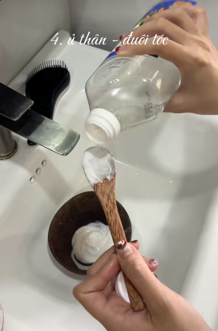 C&ocirc; n&agrave;ng n&agrave;y khoe m&aacute;i t&oacute;c đen b&oacute;ng v&agrave; tua tủa t&oacute;c con: B&iacute; mật nằm ở bước ủ với lọ dầu dưỡng gi&aacute; hơn 100k- Ảnh 9.