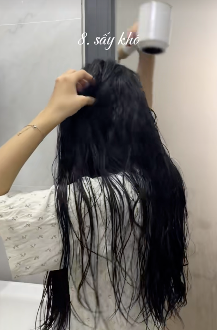 C&ocirc; n&agrave;ng n&agrave;y khoe m&aacute;i t&oacute;c đen b&oacute;ng v&agrave; tua tủa t&oacute;c con: B&iacute; mật nằm ở bước ủ với lọ dầu dưỡng gi&aacute; hơn 100k- Ảnh 17.