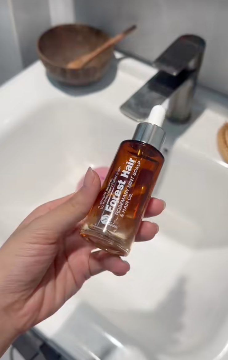 C&ocirc; n&agrave;ng n&agrave;y khoe m&aacute;i t&oacute;c đen b&oacute;ng v&agrave; tua tủa t&oacute;c con: B&iacute; mật nằm ở bước ủ với lọ dầu dưỡng gi&aacute; hơn 100k- Ảnh 7.