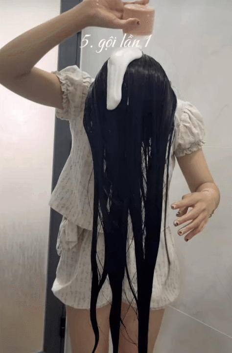 C&ocirc; n&agrave;ng n&agrave;y khoe m&aacute;i t&oacute;c đen b&oacute;ng v&agrave; tua tủa t&oacute;c con: B&iacute; mật nằm ở bước ủ với lọ dầu dưỡng gi&aacute; hơn 100k- Ảnh 13.