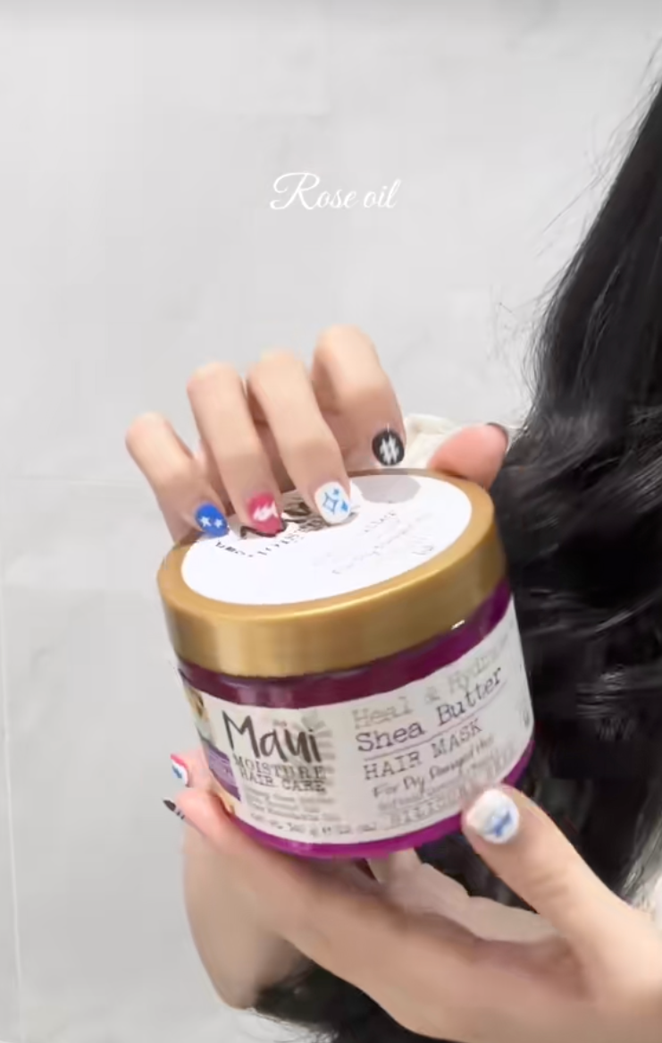 C&ocirc; n&agrave;ng n&agrave;y khoe m&aacute;i t&oacute;c đen b&oacute;ng v&agrave; tua tủa t&oacute;c con: B&iacute; mật nằm ở bước ủ với lọ dầu dưỡng gi&aacute; hơn 100k- Ảnh 11.