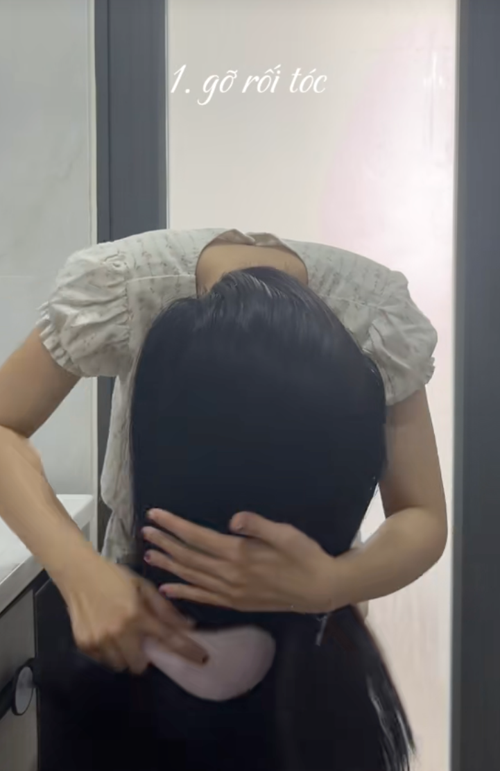 C&ocirc; n&agrave;ng n&agrave;y khoe m&aacute;i t&oacute;c đen b&oacute;ng v&agrave; tua tủa t&oacute;c con: B&iacute; mật nằm ở bước ủ với lọ dầu dưỡng gi&aacute; hơn 100k- Ảnh 4.