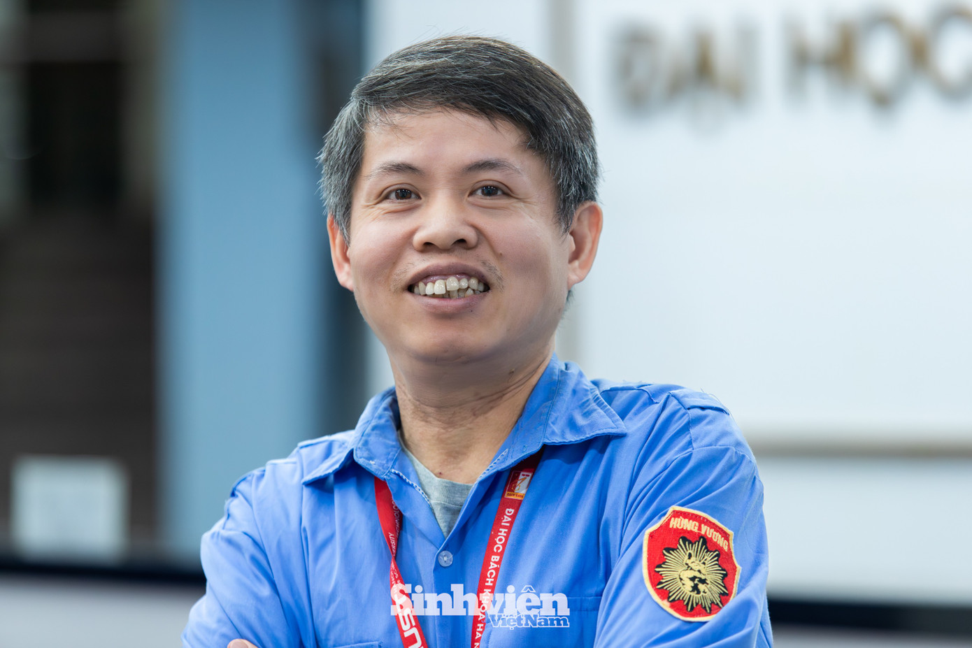 Ch&acirc;n dung ch&uacute; bảo vệ v&agrave; c&ocirc; lao c&ocirc;ng hot nhất H&agrave; Nội: Người c&oacute; bằng Cử nh&acirc;n nghệ thuật, người "bắn tằng tằng" nhiều ngoại ngữ!- Ảnh 1.