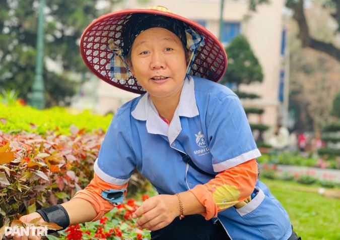 Ch&acirc;n dung ch&uacute; bảo vệ v&agrave; c&ocirc; lao c&ocirc;ng hot nhất H&agrave; Nội: Người c&oacute; bằng Cử nh&acirc;n nghệ thuật, người "bắn tằng tằng" nhiều ngoại ngữ!- Ảnh 2.