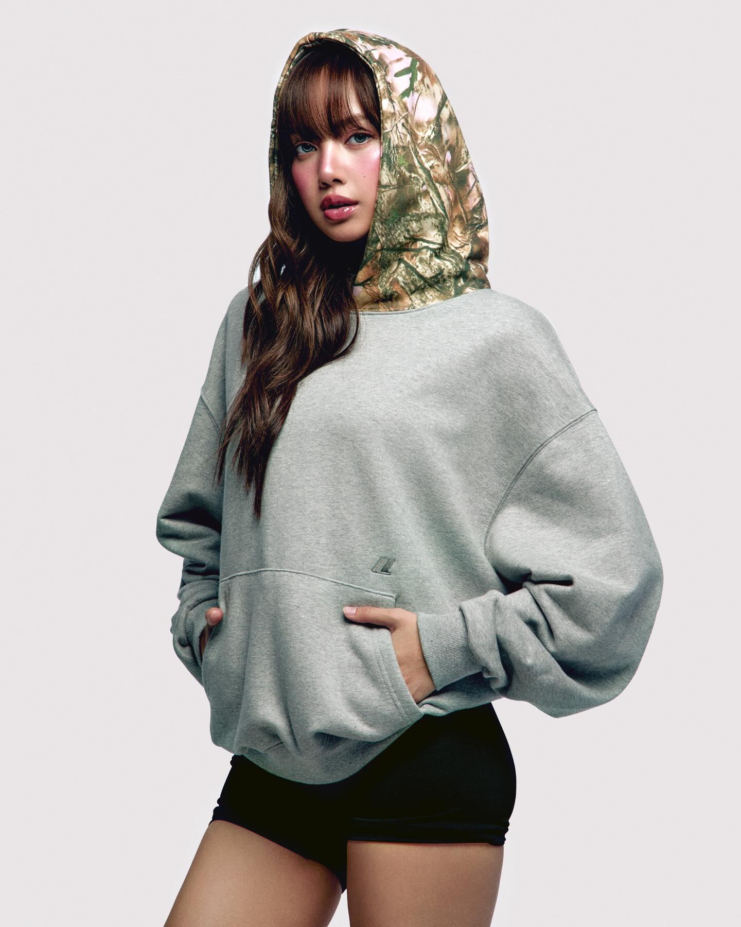 Lisa sắp b&aacute;n quần &aacute;o ở hội chợ- Ảnh 2.