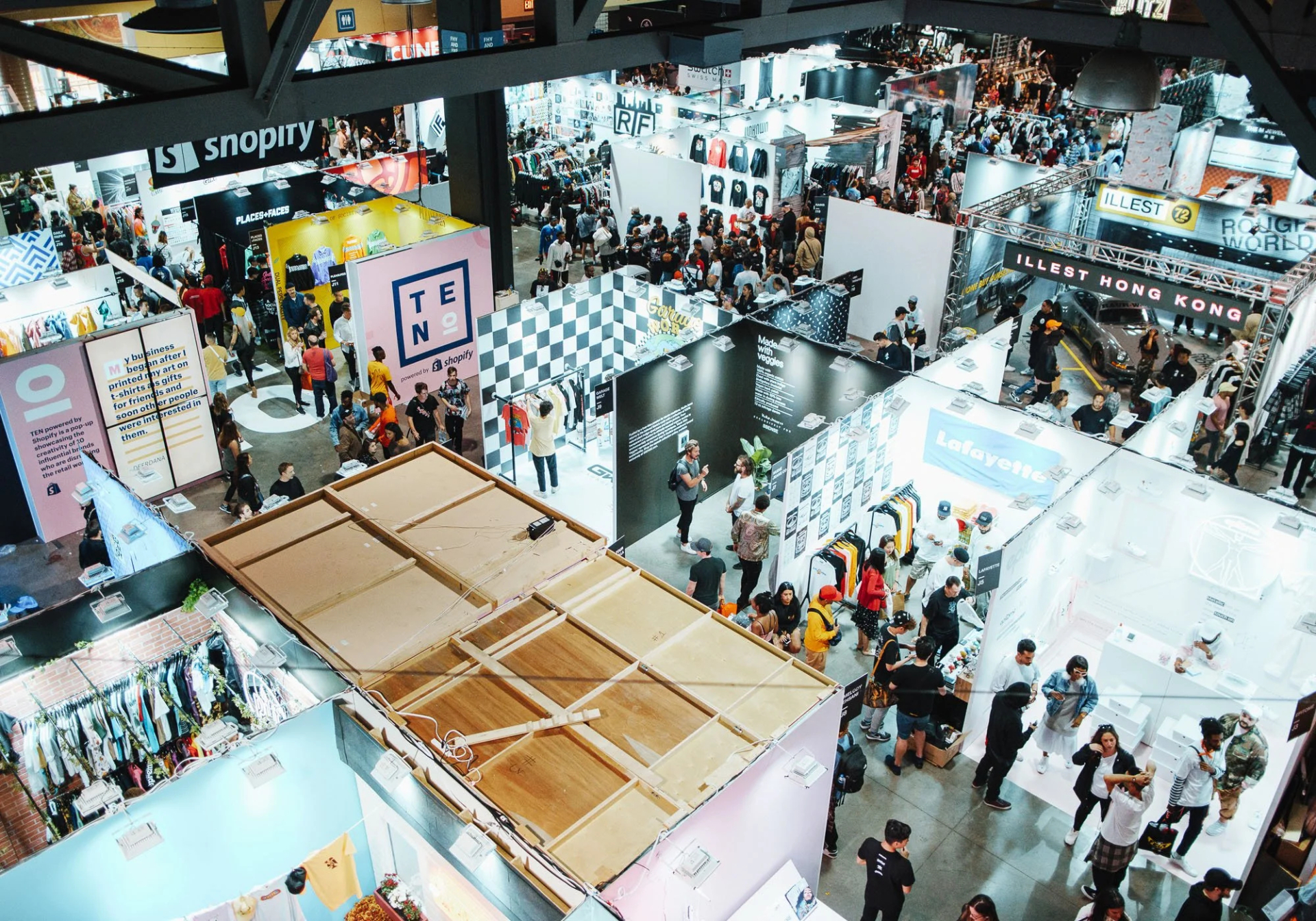 Lisa sắp b&aacute;n quần &aacute;o ở hội chợ- Ảnh 6.