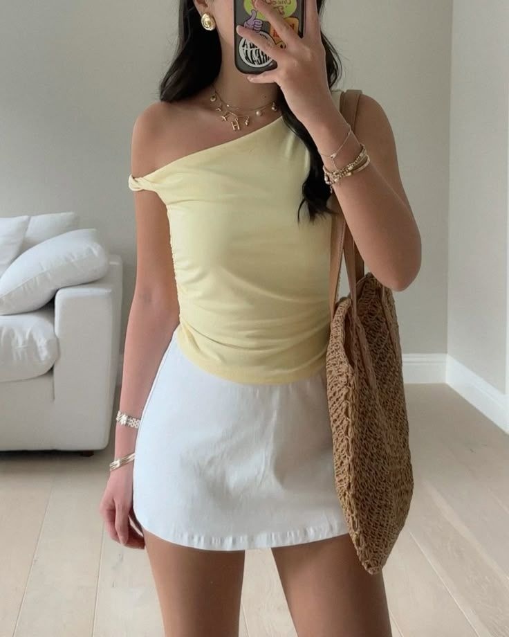 Hội mặc đẹp to&agrave;n cầu đều "thủ" chiếc &aacute;o n&agrave;y trong tủ: Xinh đứ đừ, diện c&ugrave;ng ch&acirc;n v&aacute;y hay quần jeans đều hợp v&ocirc; đối- Ảnh 19.