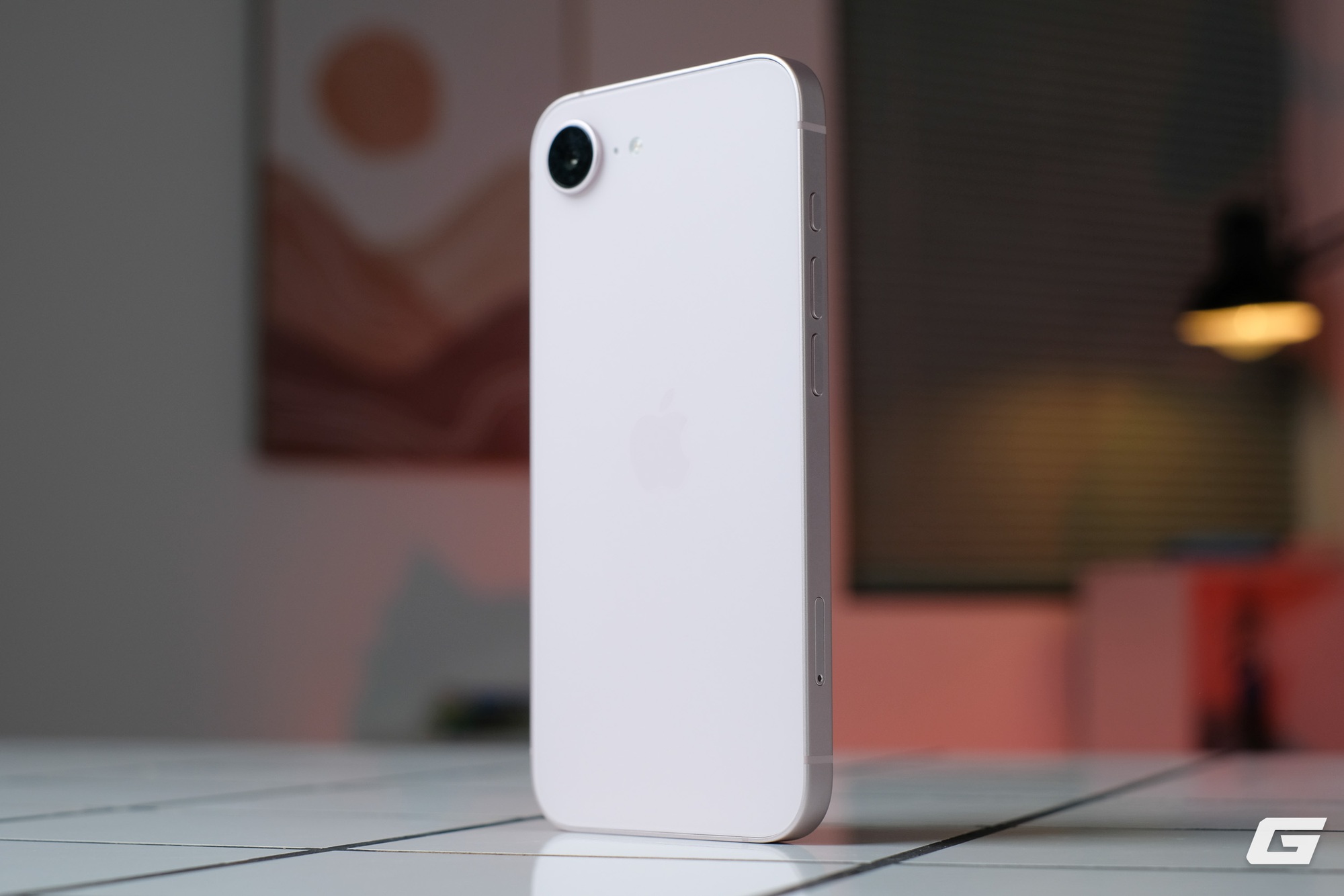 Cận cảnh iPhone 17e m&agrave;u hồng mới: Hồng m&agrave; nhạt như trắng, hợp với nữ nhưng nam d&ugrave;ng cũng chẳng sao- Ảnh 10.