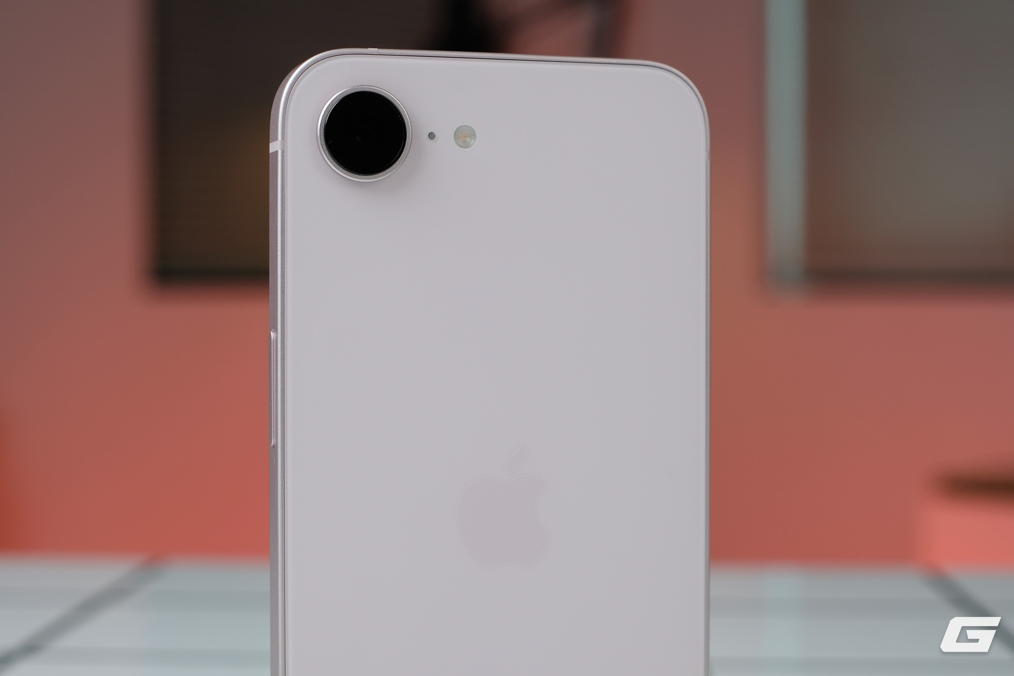 Cận cảnh iPhone 17e m&agrave;u hồng mới: Hồng m&agrave; nhạt như trắng, hợp với nữ nhưng nam d&ugrave;ng cũng chẳng sao- Ảnh 2.