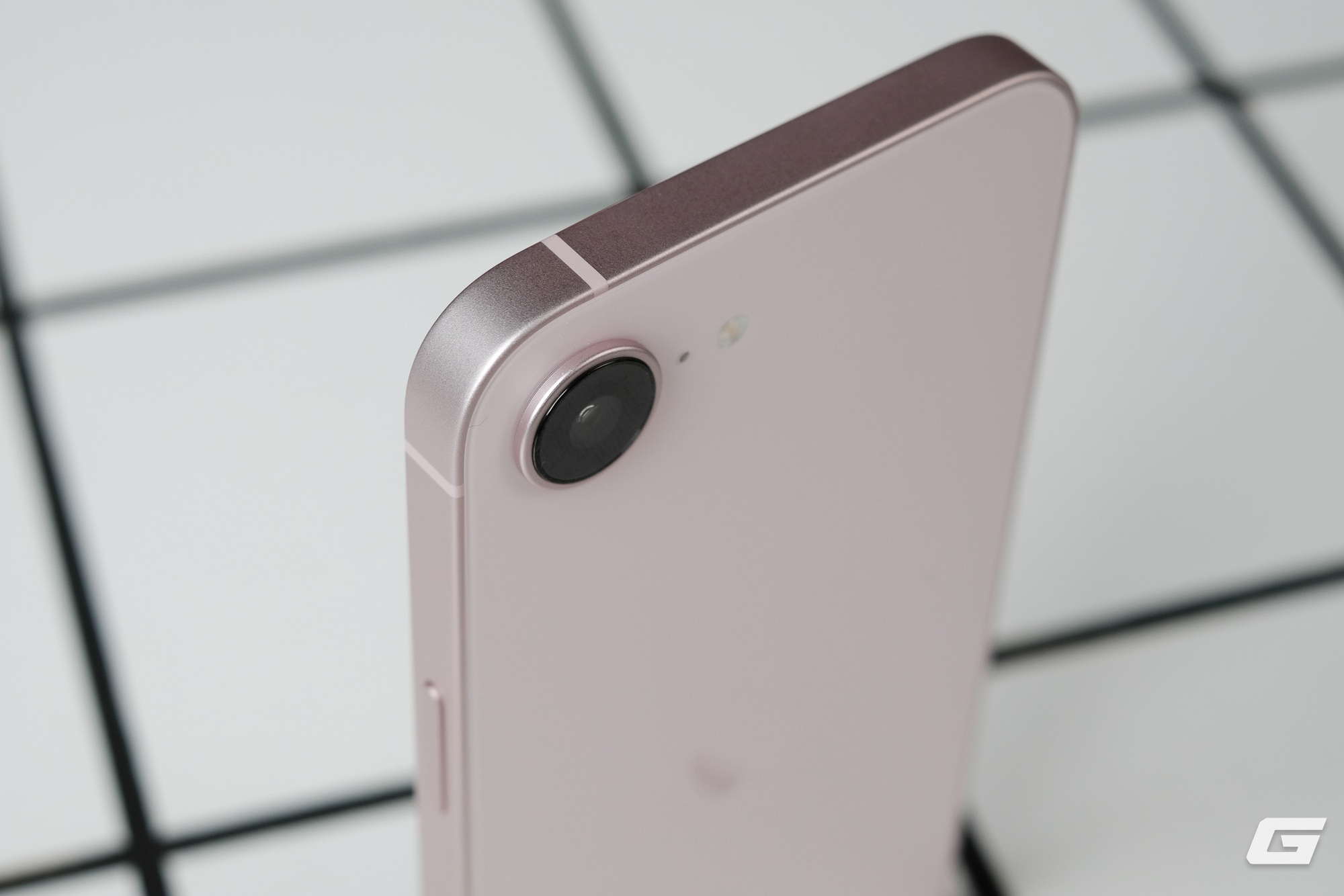 Cận cảnh iPhone 17e m&agrave;u hồng mới: Hồng m&agrave; nhạt như trắng, hợp với nữ nhưng nam d&ugrave;ng cũng chẳng sao- Ảnh 4.