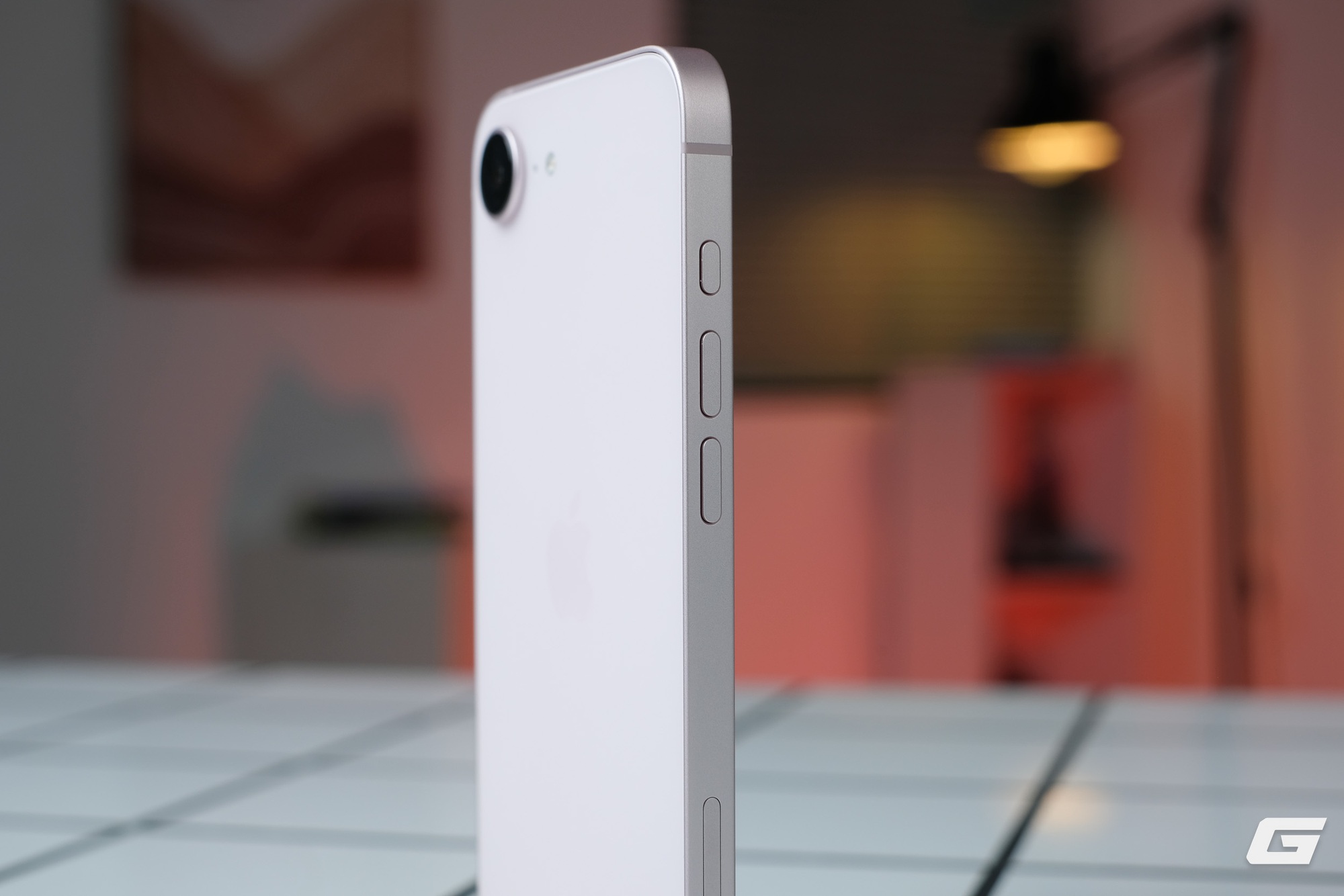 Cận cảnh iPhone 17e m&agrave;u hồng mới: Hồng m&agrave; nhạt như trắng, hợp với nữ nhưng nam d&ugrave;ng cũng chẳng sao- Ảnh 6.