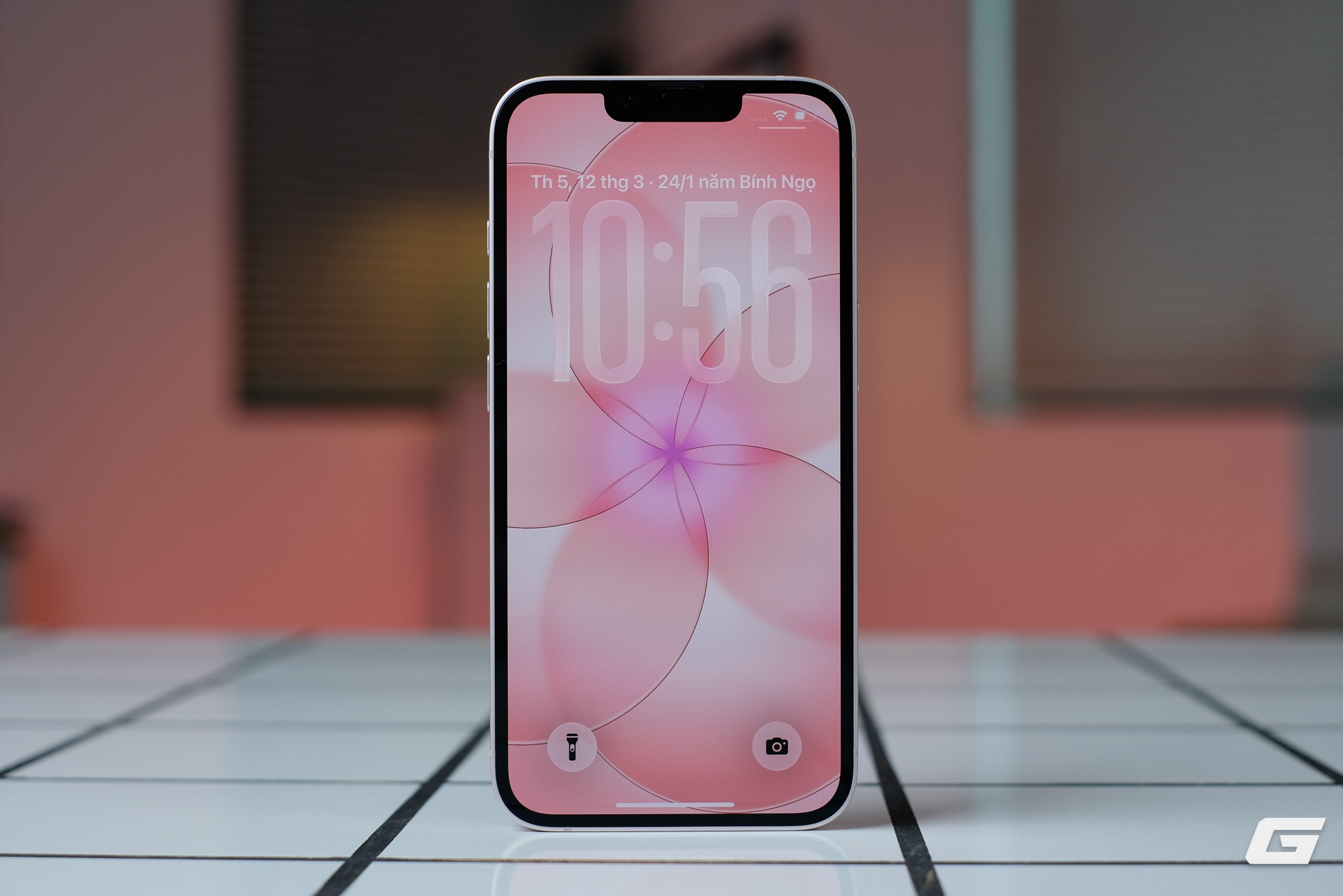 Cận cảnh iPhone 17e m&agrave;u hồng mới: Hồng m&agrave; nhạt như trắng, hợp với nữ nhưng nam d&ugrave;ng cũng chẳng sao- Ảnh 7.