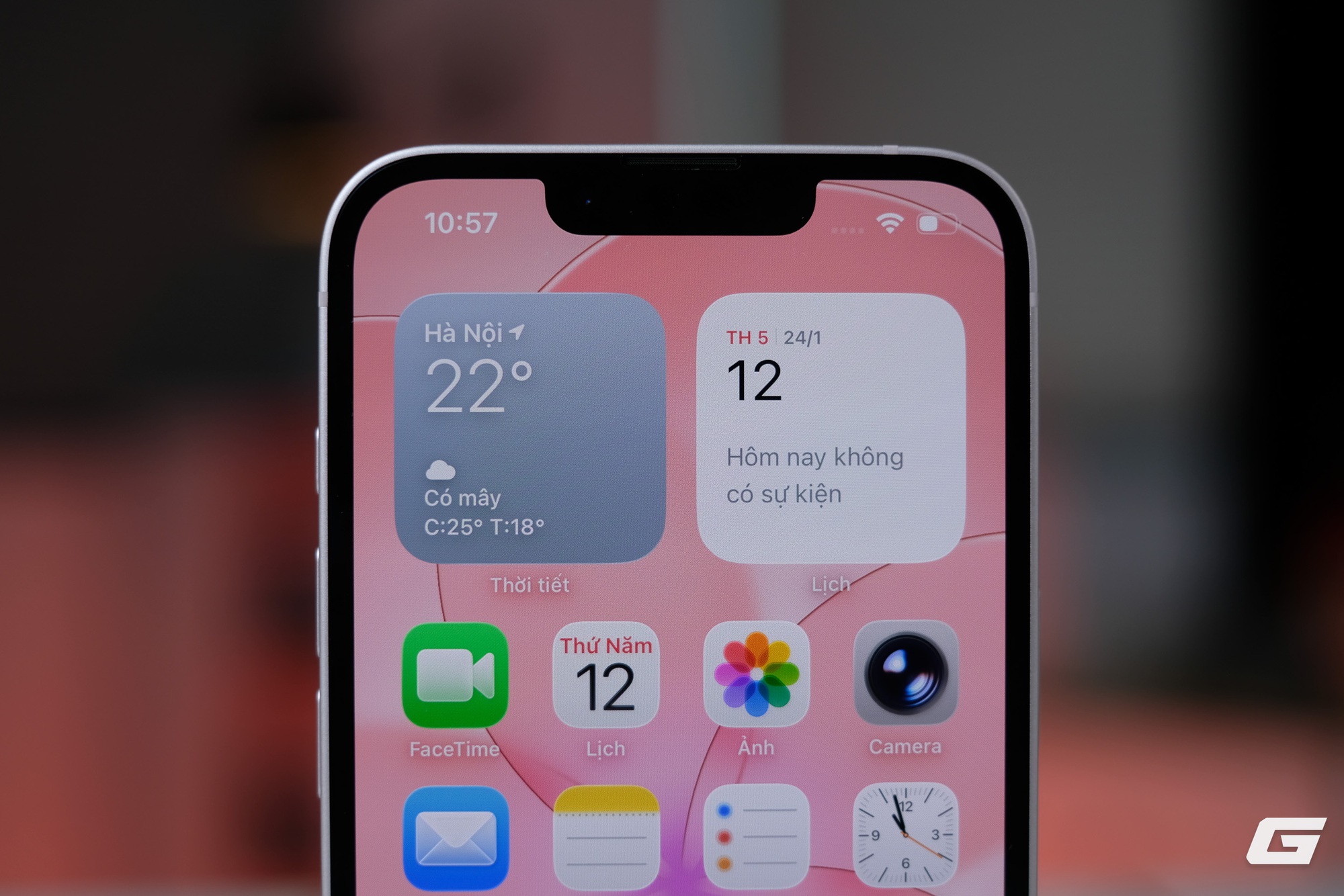 Cận cảnh iPhone 17e m&agrave;u hồng mới: Hồng m&agrave; nhạt như trắng, hợp với nữ nhưng nam d&ugrave;ng cũng chẳng sao- Ảnh 8.