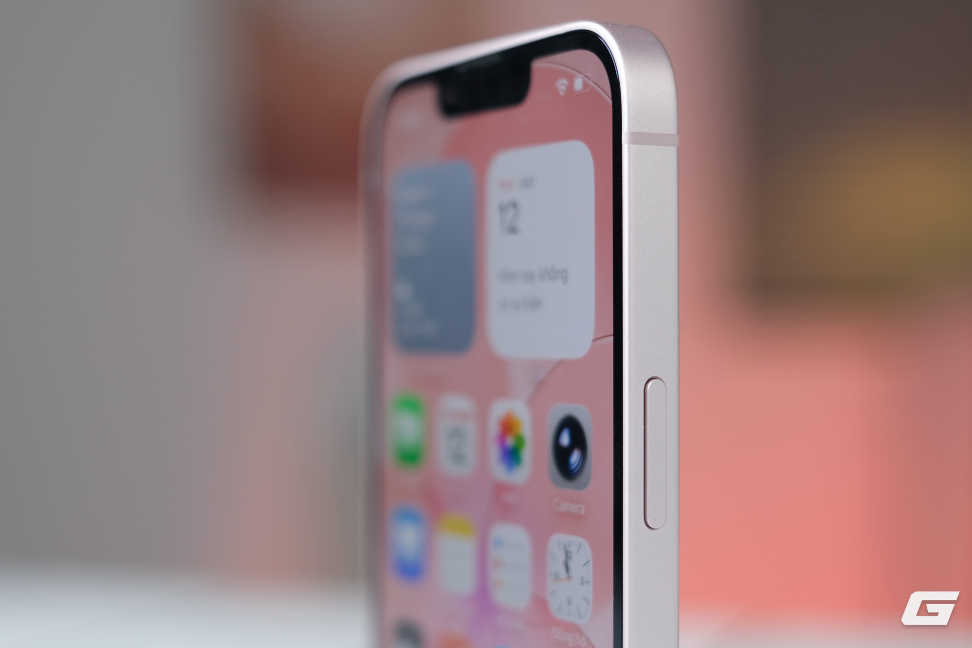 Cận cảnh iPhone 17e m&agrave;u hồng mới: Hồng m&agrave; nhạt như trắng, hợp với nữ nhưng nam d&ugrave;ng cũng chẳng sao- Ảnh 3.