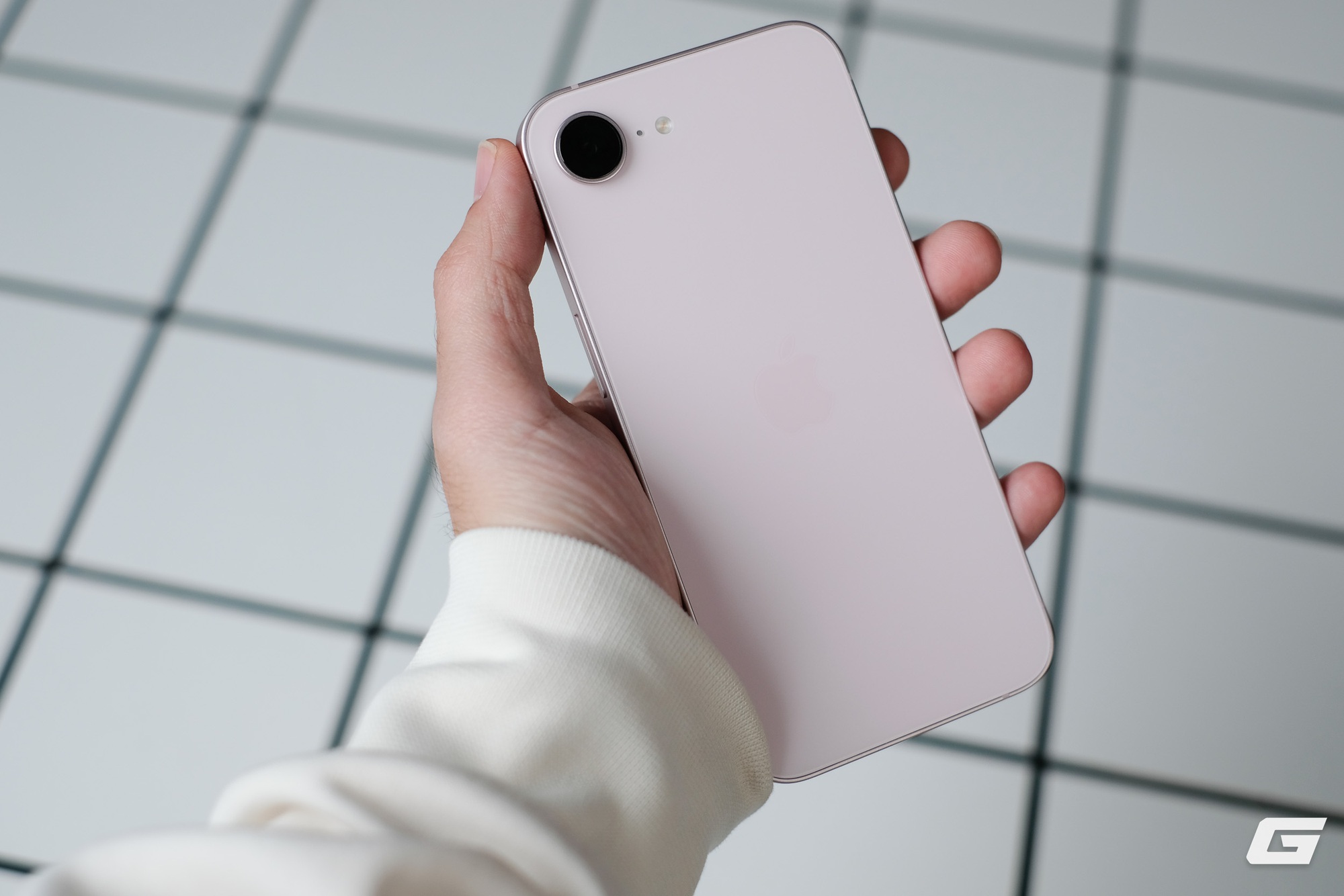 Cận cảnh iPhone 17e m&agrave;u hồng mới: Hồng m&agrave; nhạt như trắng, hợp với nữ nhưng nam d&ugrave;ng cũng chẳng sao- Ảnh 11.