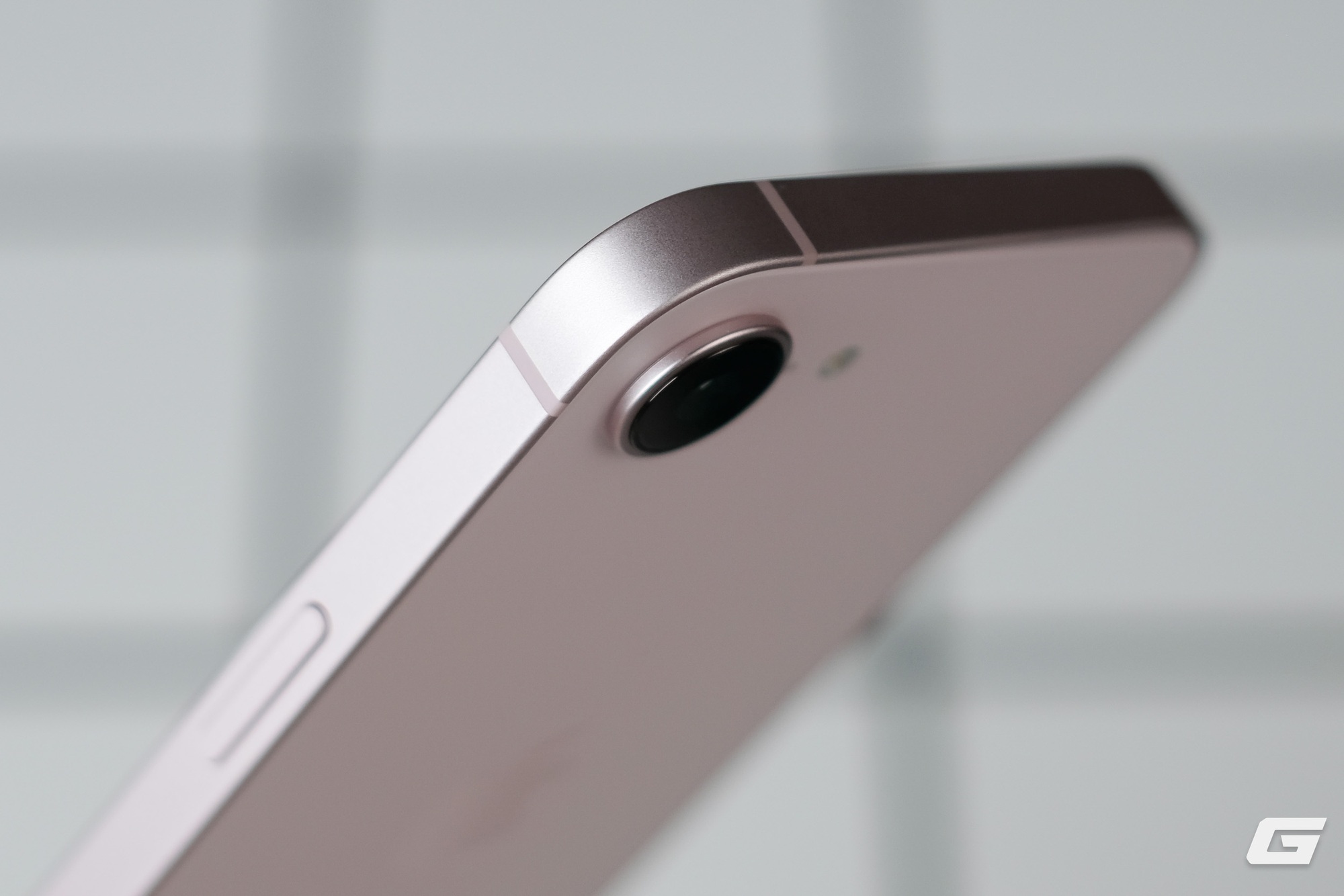 Cận cảnh iPhone 17e m&agrave;u hồng mới: Hồng m&agrave; nhạt như trắng, hợp với nữ nhưng nam d&ugrave;ng cũng chẳng sao- Ảnh 5.