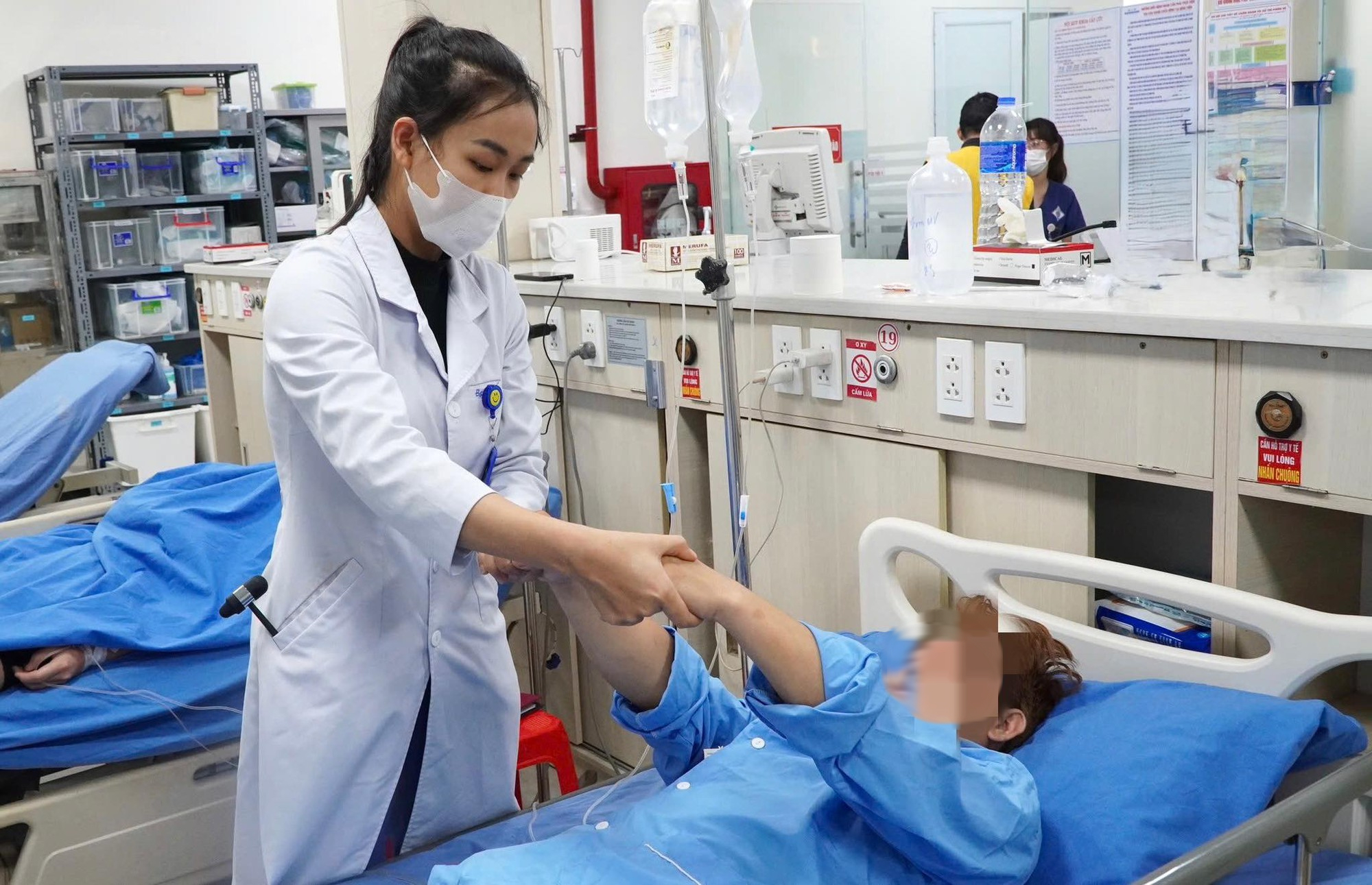 Nam thanh ni&ecirc;n co giật sau khi h&iacute;t b&oacute;ng cười- Ảnh 1.