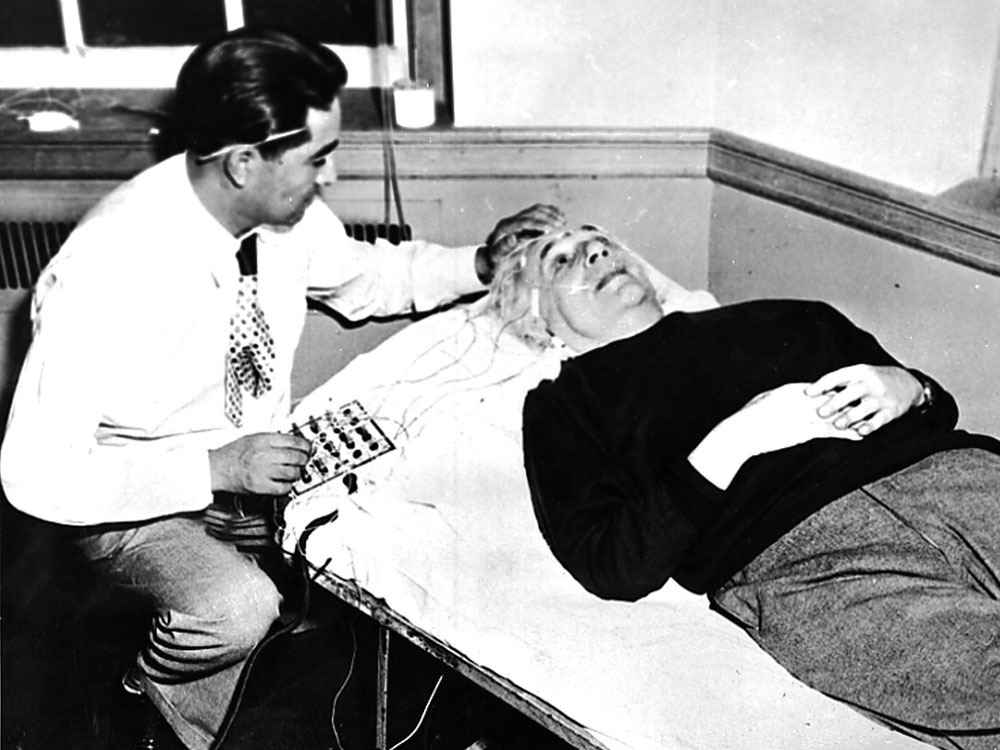 Albert Einstein trước khi qua đời đ&atilde; đưa ra một lời cảnh b&aacute;o đ&aacute;ng sợ: Thời gian thực ra kh&ocirc;ng hề tồn tại, v&agrave; to&agrave;n bộ nh&acirc;n loại chỉ đang rơi về ph&iacute;a tương lai- Ảnh 1.