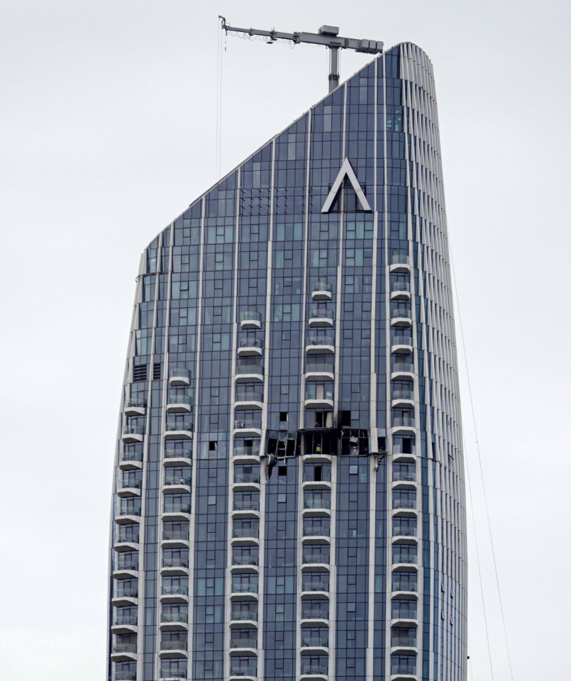 Trung t&acirc;m t&agrave;i ch&iacute;nh Dubai rung chuyển với h&agrave;ng loạt vụ nổ do drone tự s&aacute;t, kh&oacute;i đen bốc cao giữa khu nh&agrave; chọc trời- Ảnh 3.