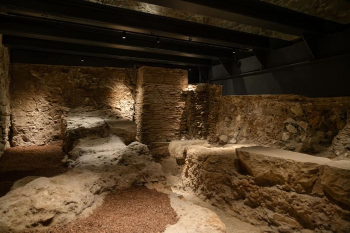 Sửa thang m&aacute;y, lọt v&agrave;o thế giới 2.000 năm trước dưới hầm kh&aacute;ch sạn- Ảnh 1.