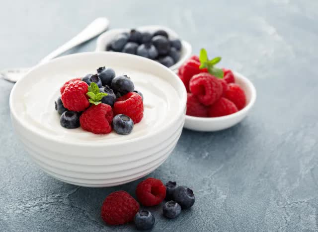 Sau tuổi 60 bụng dễ 'ph&igrave;nh' d&ugrave; ăn &iacute;t: Gợi &yacute; 3 m&oacute;n ăn nhẹ mỗi ng&agrave;y gi&uacute;p "xẹp bụng" m&agrave; kh&ocirc;ng cần tập thể dục- Ảnh 2.