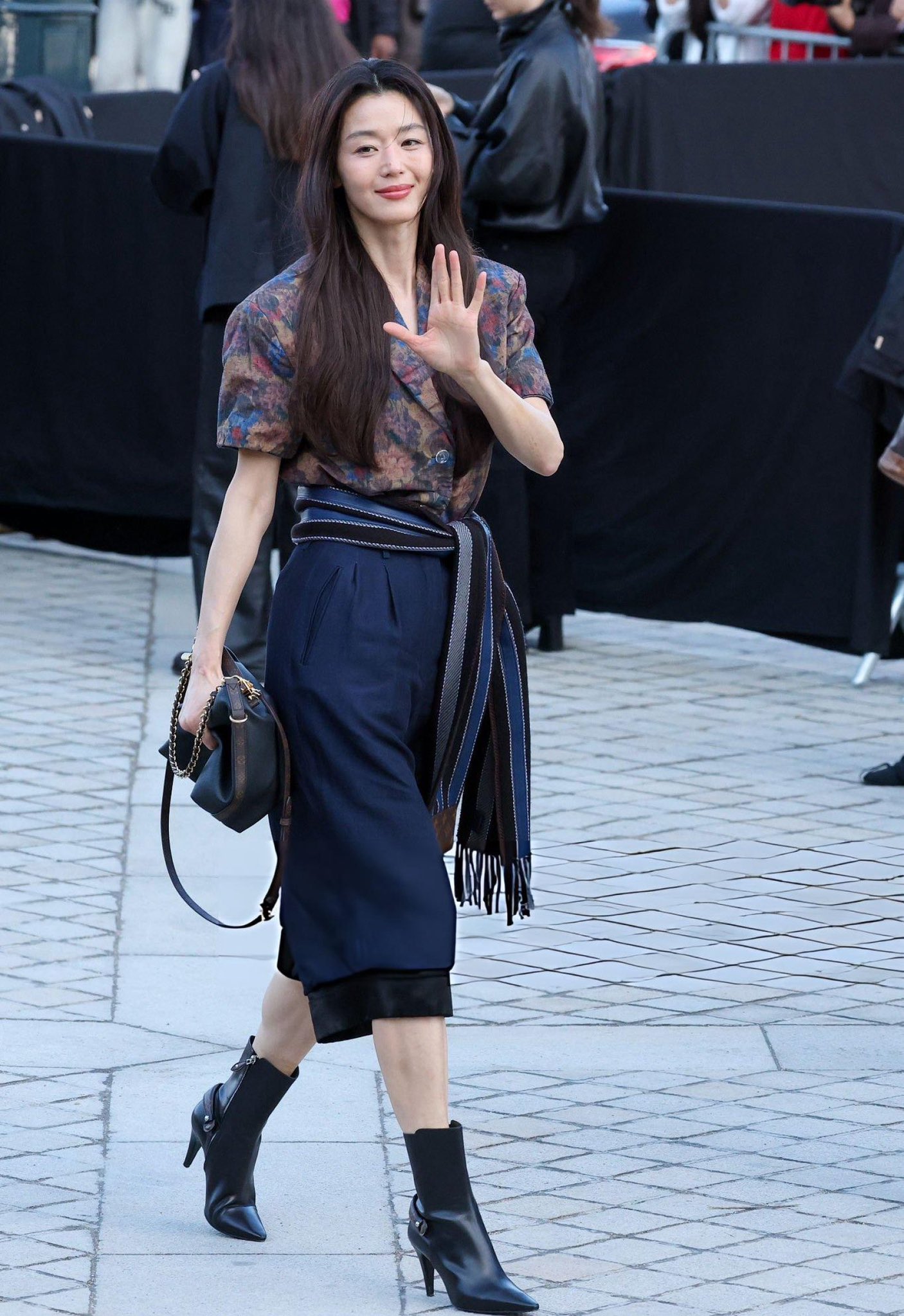 Jeon Ji Hyun vs Thư Kỳ: Cặp kỳ ph&ugrave;ng địch thủ U50 ầm ĩ nhất l&uacute;c n&agrave;y, chỉ ngắm th&ocirc;i chứ kh&ocirc;ng thể lựa chọn- Ảnh 1.