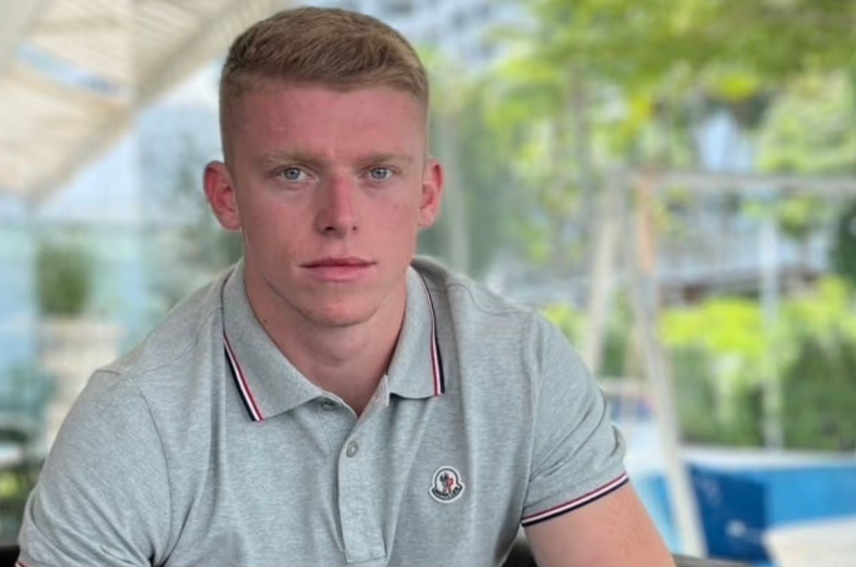 Đứa trẻ từng bị gắn m&aacute;c "hư nhất nước" trở th&agrave;nh hiệu trưởng ở tuổi 24, kiếm 13 tỷ đồng mỗi năm- Ảnh 1.