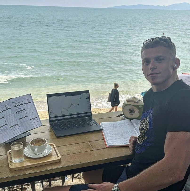 Đứa trẻ từng bị gắn m&aacute;c "hư nhất nước" trở th&agrave;nh hiệu trưởng ở tuổi 24, kiếm 13 tỷ đồng mỗi năm- Ảnh 2.