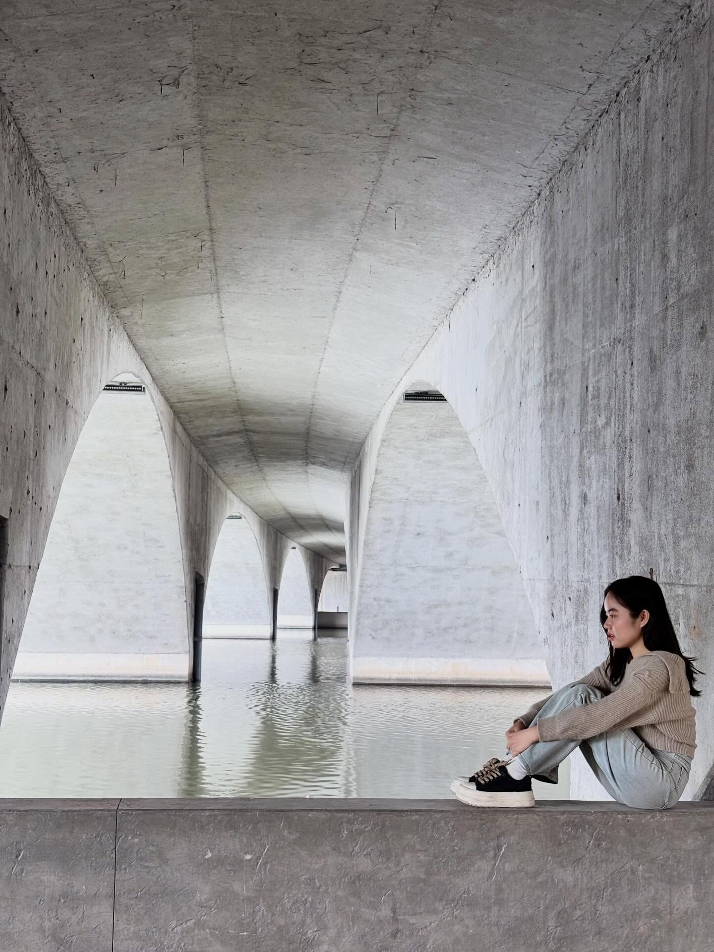 Kh&ocirc;ng cần ước ao sang Thượng Hải, ngay s&aacute;t v&aacute;ch H&agrave; Nội đang c&oacute; một c&acirc;y cầu hoa giấy đẹp như phim điện ảnh khiến hội chị em bấn loạn- Ảnh 4.