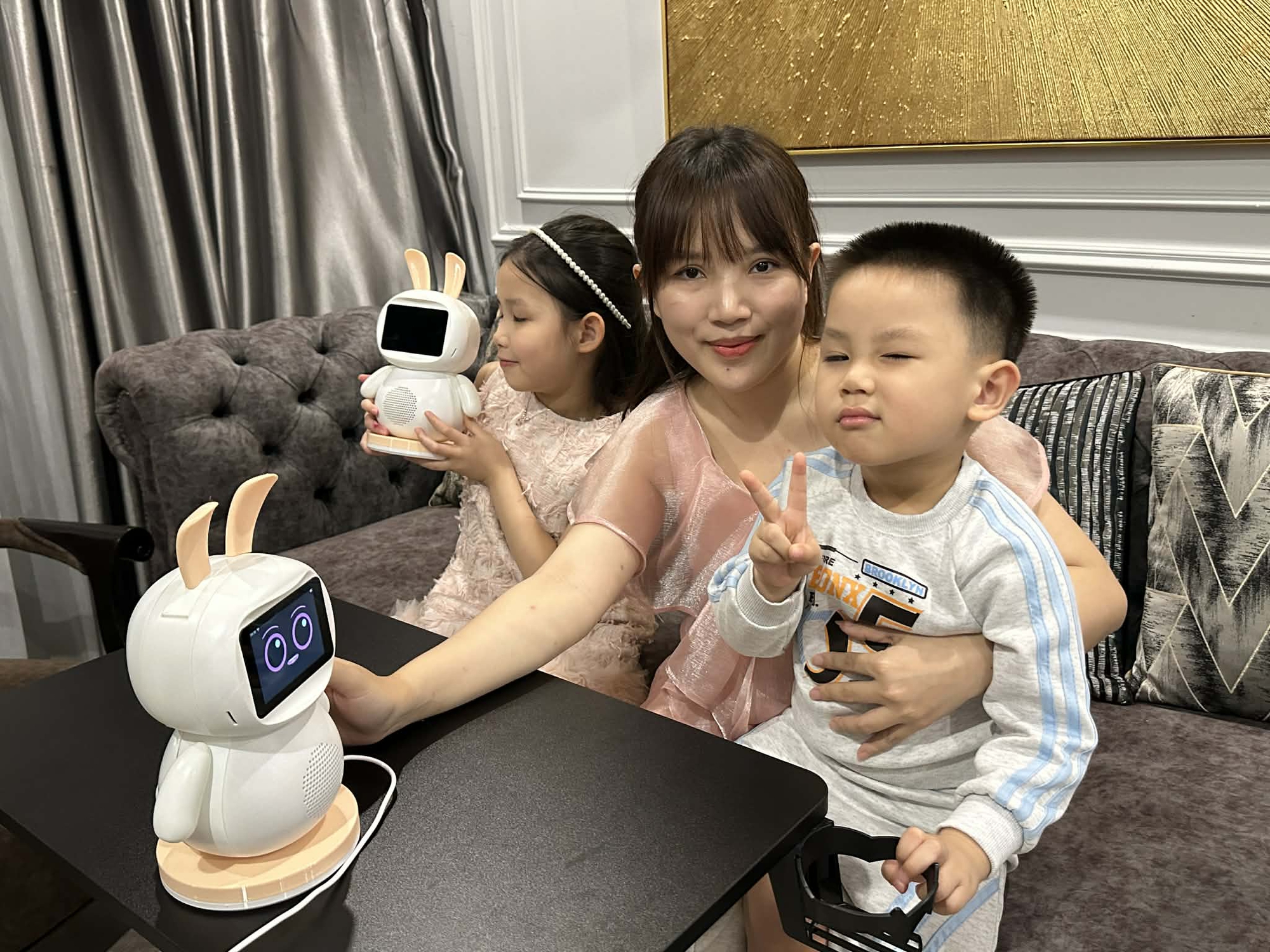 Nữ kỹ sư chế tạo robot AI nói chuyện với con: "Ta không thể cấm trẻ em tiếp xúc với tương lai..."- Ảnh 3. Nữ kỹ sư chế tạo robot AI nói chuyện với con: "Ta không thể cấm trẻ em tiếp xúc với tương lai..."- Ảnh 3.