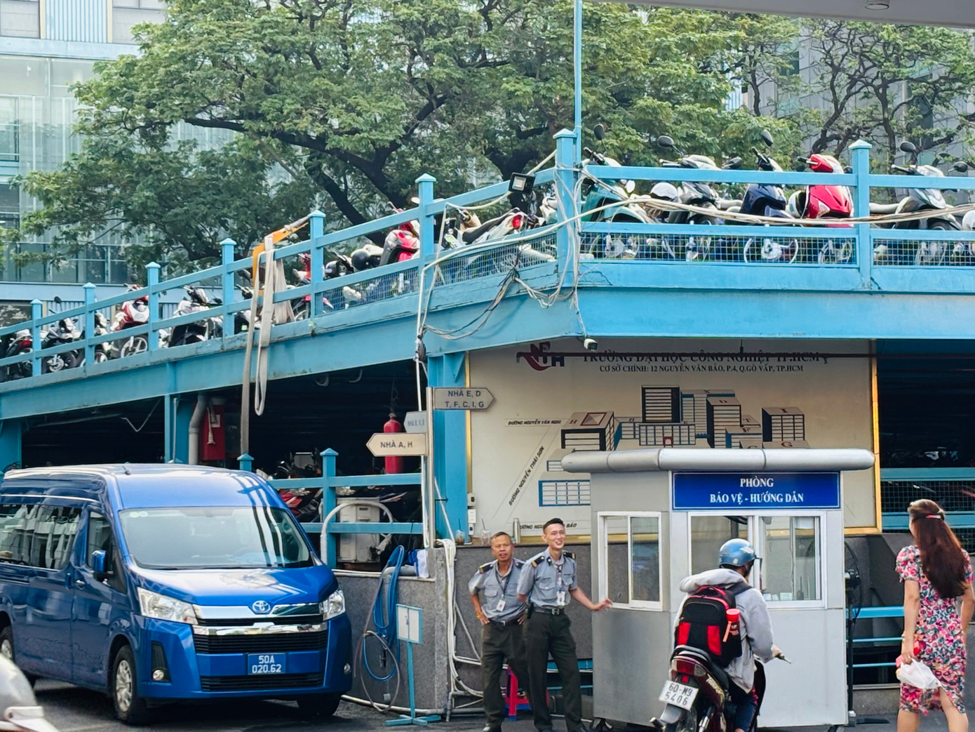 Sinh vi&ecirc;n nh&aacute;o nh&aacute;c v&igrave; b&atilde;i xe bất ngờ đ&oacute;ng cửa, trường đại học chuyển hướng học online- Ảnh 2.