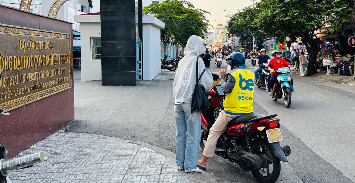 Sinh vi&ecirc;n nh&aacute;o nh&aacute;c v&igrave; b&atilde;i xe bất ngờ đ&oacute;ng cửa, trường đại học chuyển hướng học online- Ảnh 4.