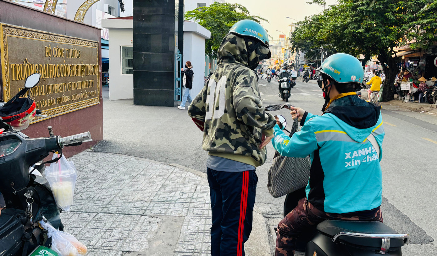 Sinh vi&ecirc;n nh&aacute;o nh&aacute;c v&igrave; b&atilde;i xe bất ngờ đ&oacute;ng cửa, trường đại học chuyển hướng học online- Ảnh 3.