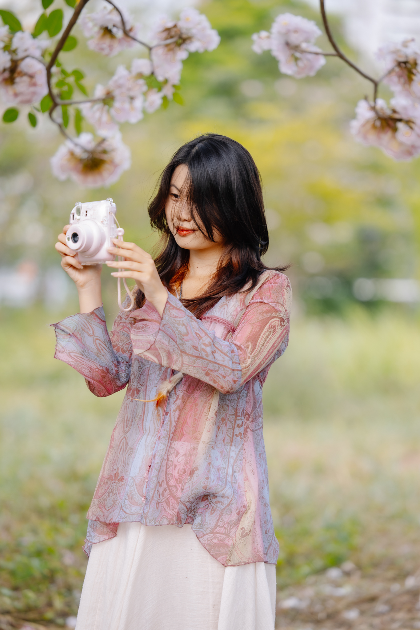 Giữa c&aacute;i nắng gắt ở TP.HCM, d&acirc;n t&igrave;nh đồng loạt đi chậm lại ngắm h&agrave;ng k&egrave;n hồng hiếm hoi trong năm- Ảnh 17.