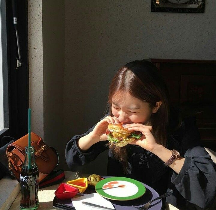 V&igrave; sao nhiều người đ&oacute;i ngay sau khi tắm? B&aacute;c sĩ giải th&iacute;ch t&iacute;n hiệu thật sự m&agrave; cơ thể đang gửi đi- Ảnh 1.