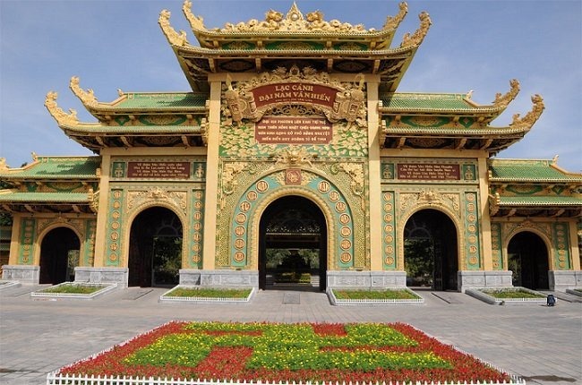 Khu du lịch Đại Nam của vợ chồng b&agrave; Nguyễn Phương Hằng c&oacute; khu đền thờ rộng 5.000m2 được d&aacute;t v&agrave;ng 24K, từng lập kỷ lục lớn nhất Việt Nam- Ảnh 2.