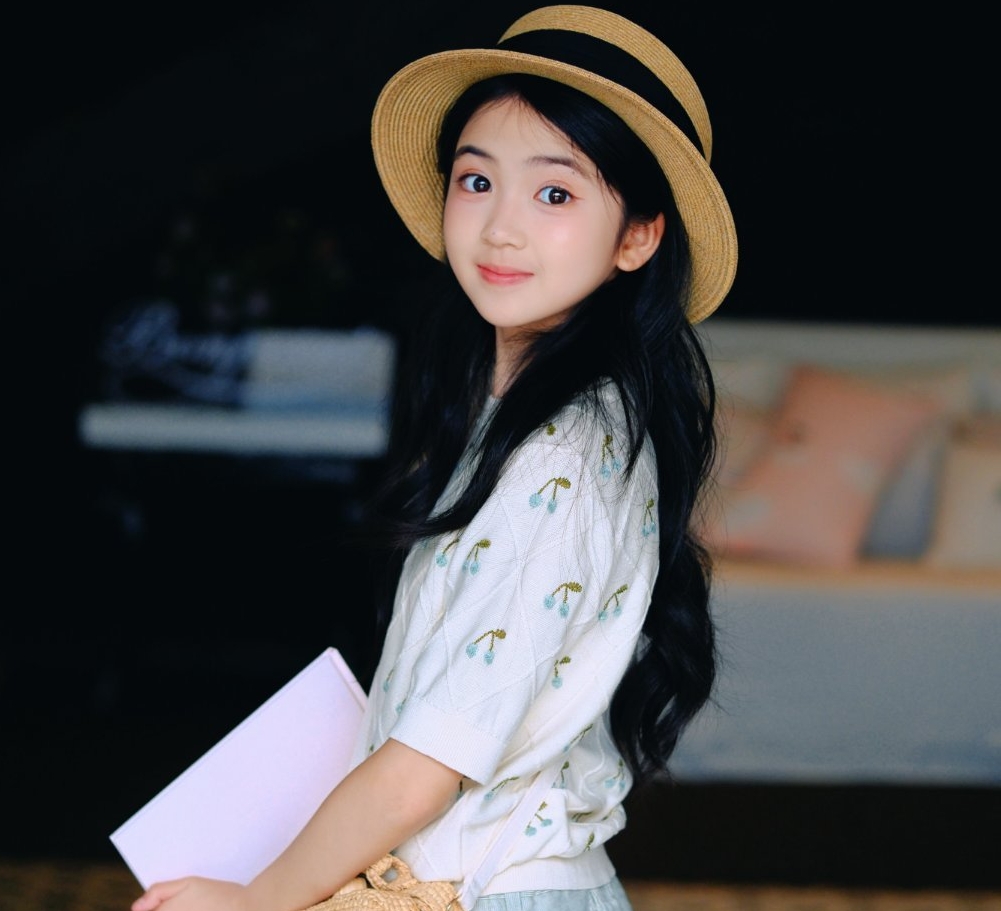 Hiếm lắm mới c&oacute; c&ocirc; b&eacute; 12 tuổi đ&atilde; ra d&aacute;ng mỹ nh&acirc;n: Nhan sắc bạc tỷ kh&ocirc;ng mua nổi, 1 năm đ&oacute;ng 12 phim qu&aacute; đỉnh- Ảnh 7.